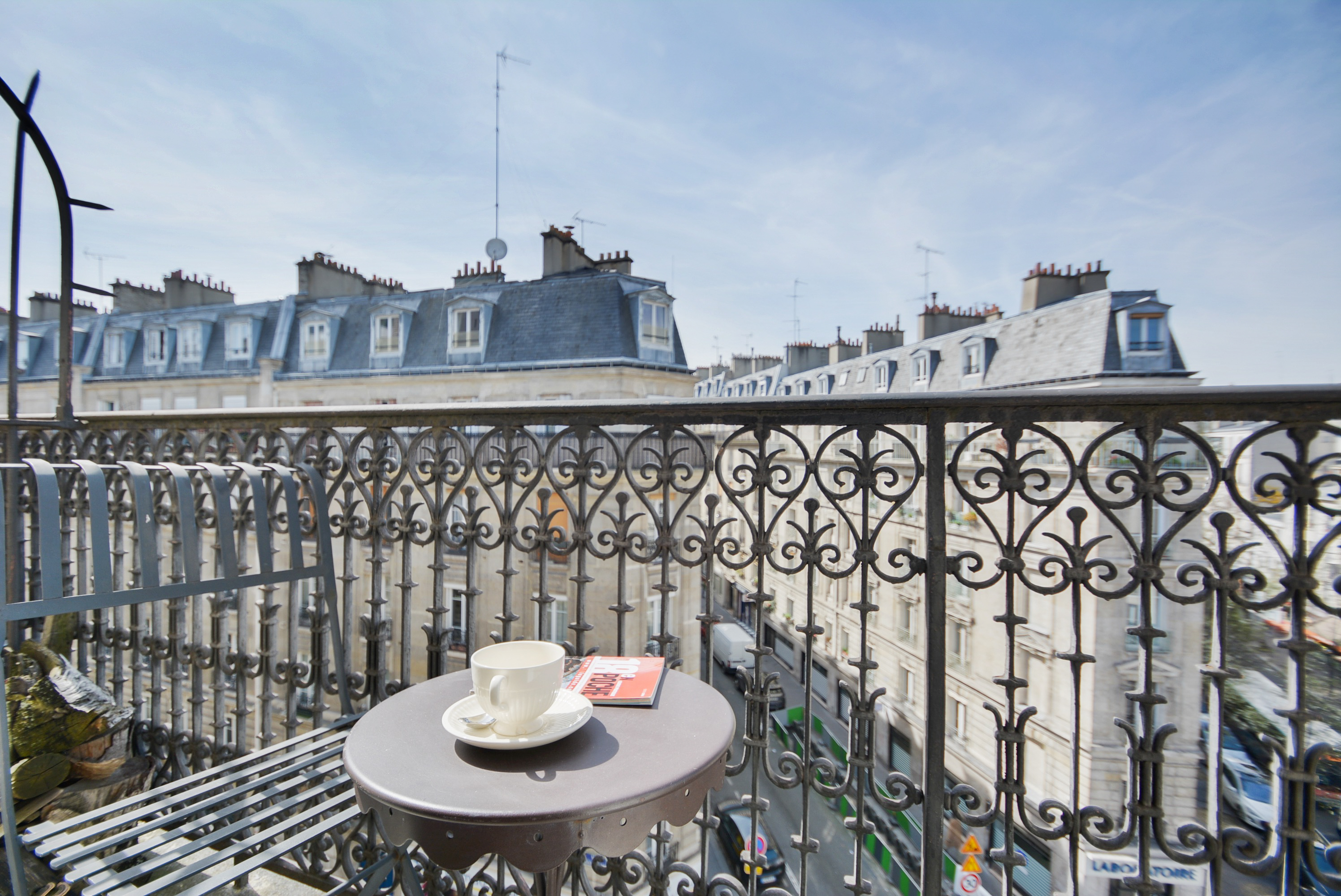 Paris : Un paon atterrit sur un balcon au 6e étage